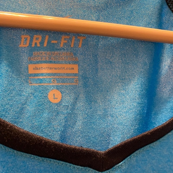 Lightly used Nike exercise tee in size medium. - Picture 4 of 4